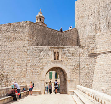 Puerta Ploće en el casco antiguo de Dubrovnik, Coracia