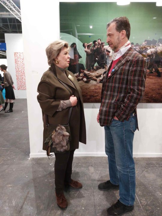 Foto Alain Servais conversa con la coleccionista de arte Ella Fontanals-Cisneros