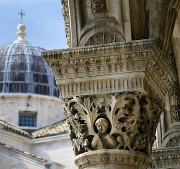 Detalle de una columna en el centro histórico de Dubrovnik