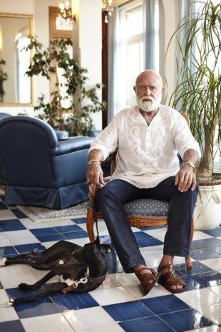 Polo junto a su galgo, Otello, posa en el hotel Belvedere, en la Conca dei Marini (Italia)